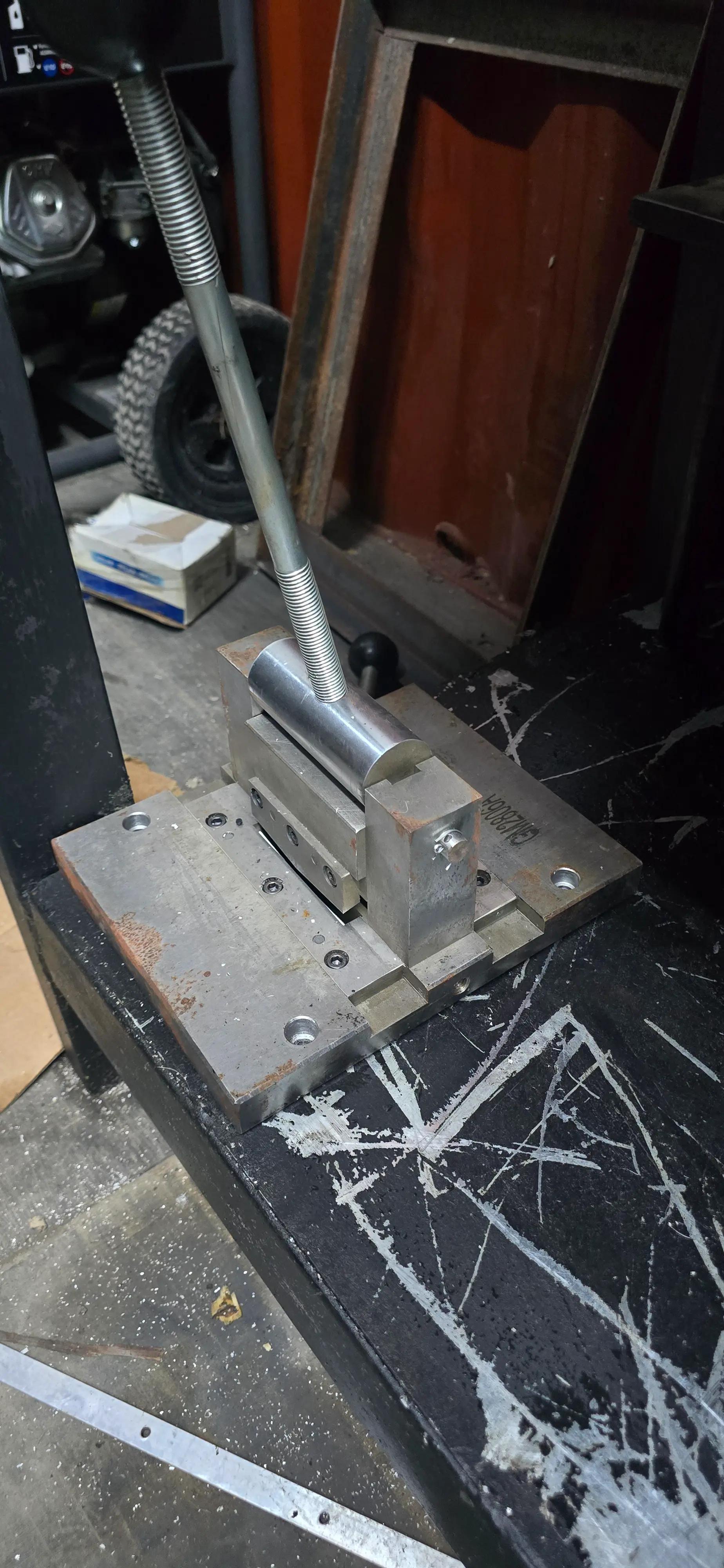 MAQUINA - GOZNE PONCHADORA DOBLE MANUAL